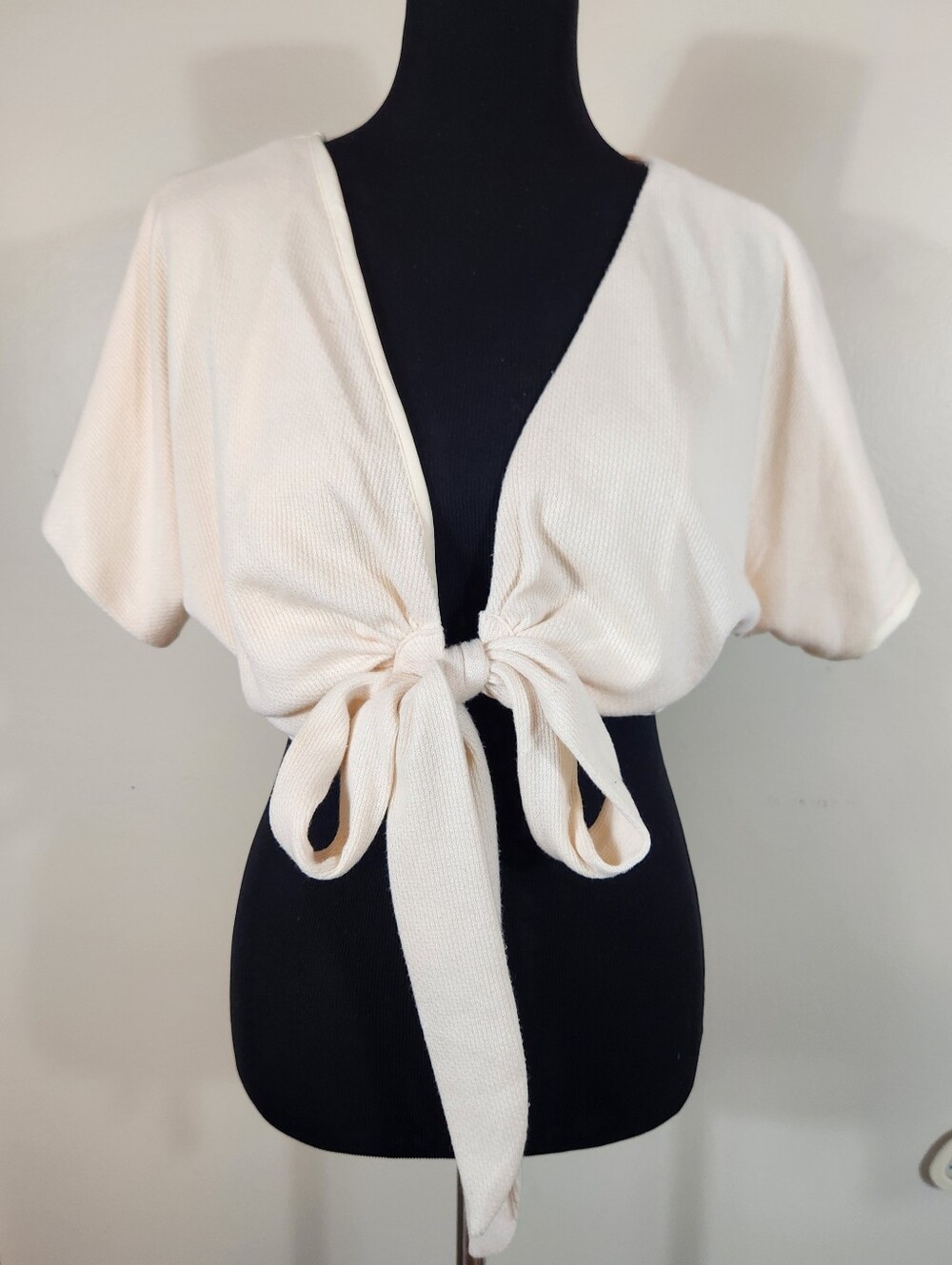 SABO SKIRT, creamy, yellow tie-front plunge kimono sleeve crop top Small